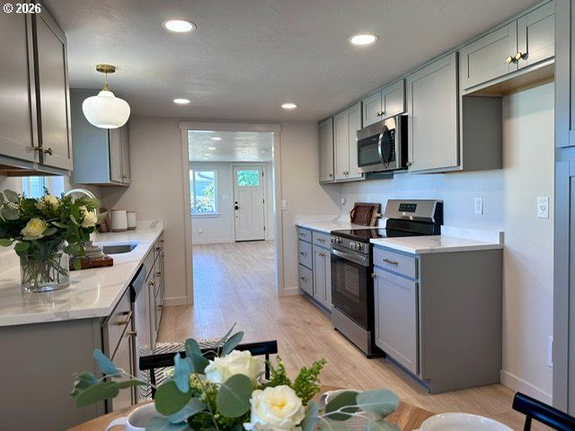 2345 F St, Springfield, OR 97477