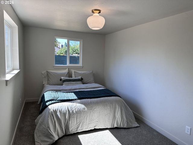 2345 F St, Springfield, OR 97477