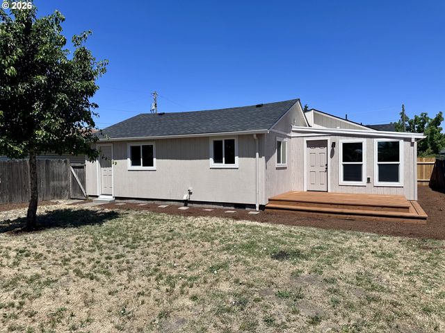 2345 F St, Springfield, OR 97477