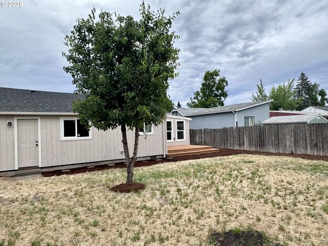 2345 F St, Springfield, OR 97477