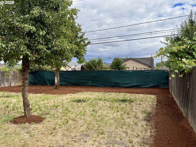 2345 F St, Springfield, OR 97477