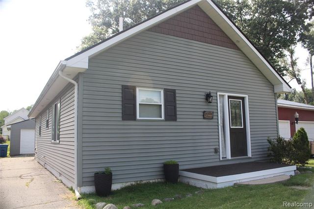 5735 Lake Grove Drive, White Lake, MI 48383