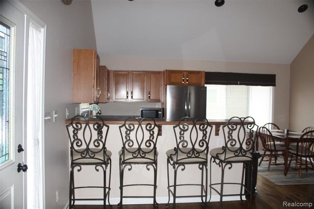5735 Lake Grove Drive, White Lake, MI 48383