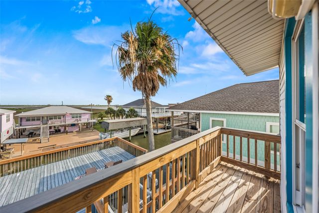 313 Schooner Drive, Freeport, TX 77541