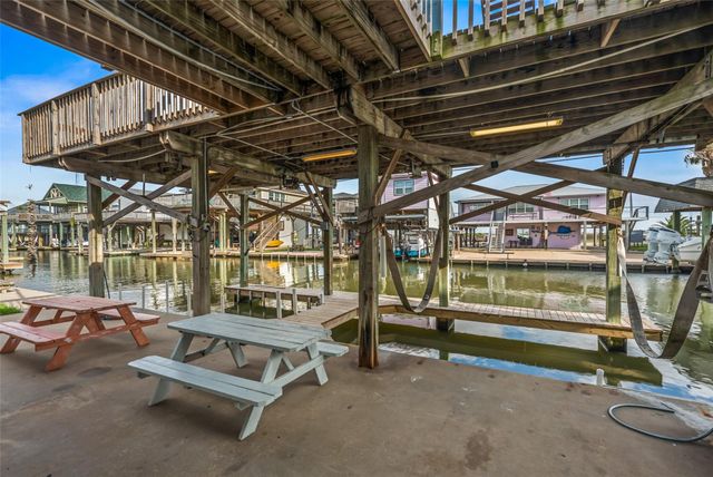 313 Schooner Drive, Freeport, TX 77541