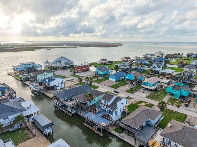 313 Schooner Drive, Freeport, TX 77541