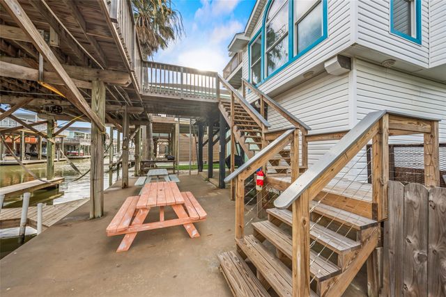 313 Schooner Drive, Freeport, TX 77541