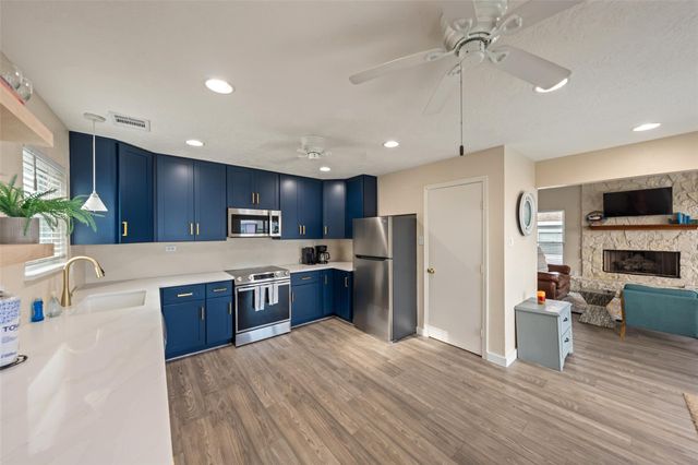 313 Schooner Drive, Freeport, TX 77541