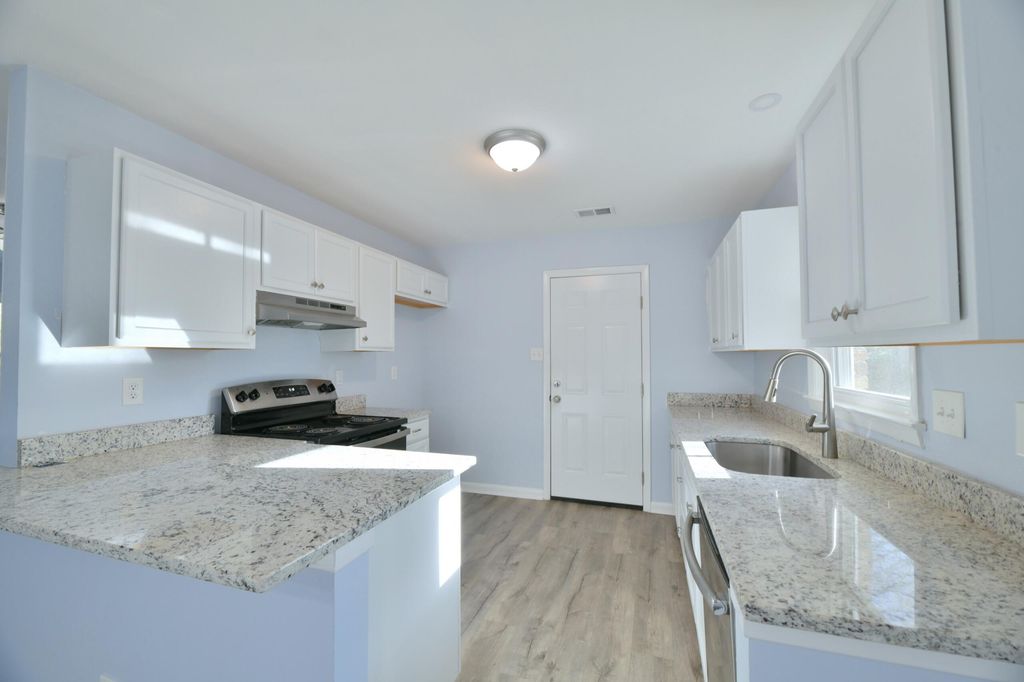 Image 10 of property listing at 109 Tupelo Street, Summerville, SC 29485