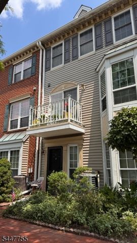 40 Holly St, Jersey City, NJ 07305