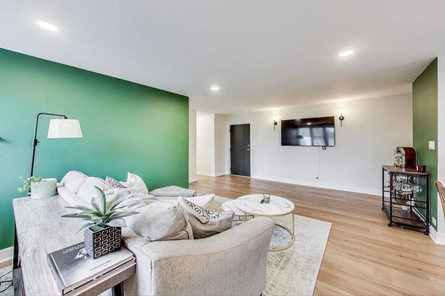 1333 W Touhy Avenue 102, Park Ridge, IL 60068