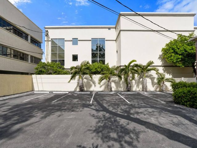 8 SE 8TH Street, Fort Lauderdale, FL 33316
