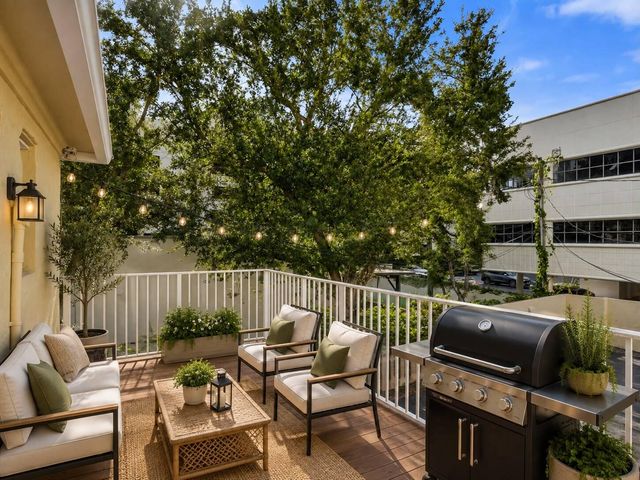 8 SE 8TH Street, Fort Lauderdale, FL 33316