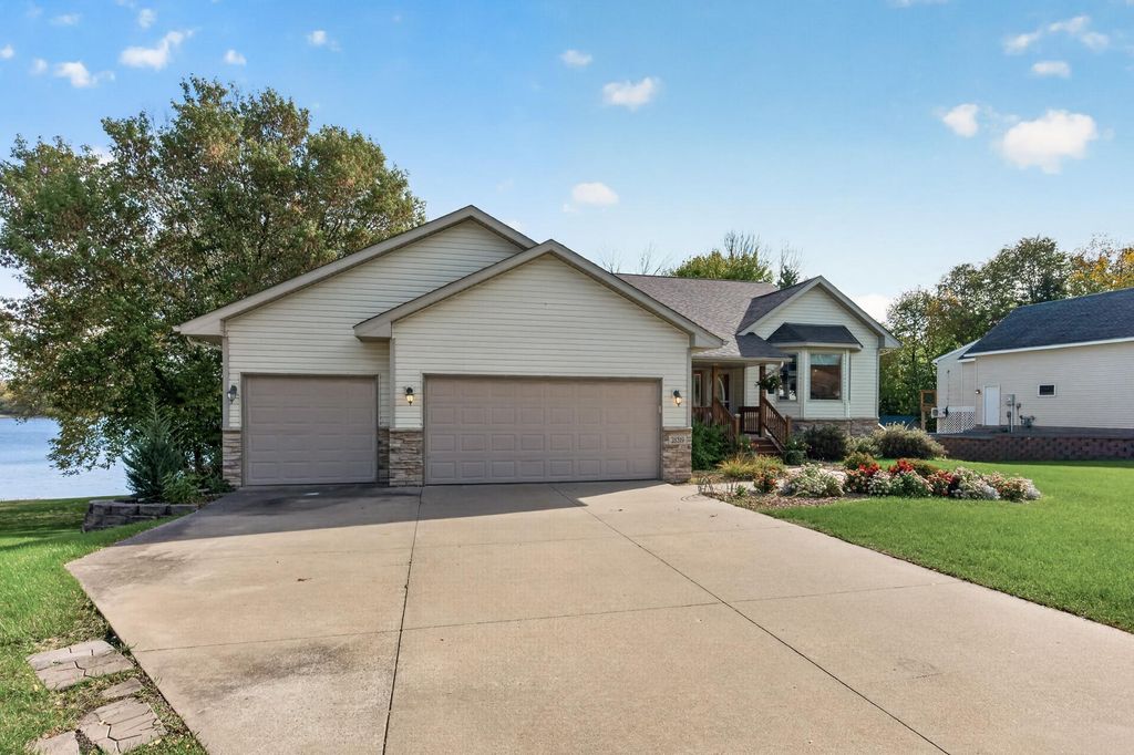 28319 Lakeside Lane, Lindstrom, MN 55045 — photo 2