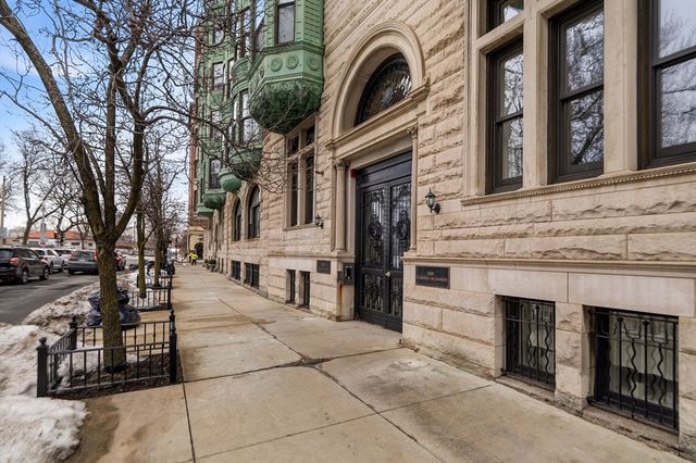 10 Charlesgate E 2, Boston, MA 02215