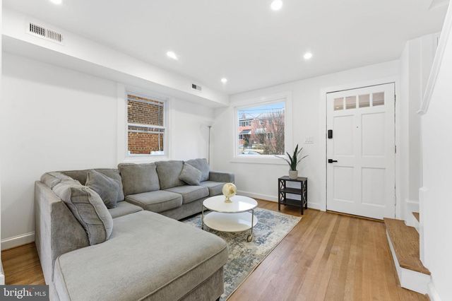 4243 HILDRETH ST SE, Washington, DC 20019