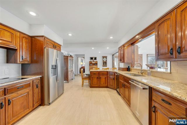 12 Laurel Hill Road, Rockaway Township, NJ 07435