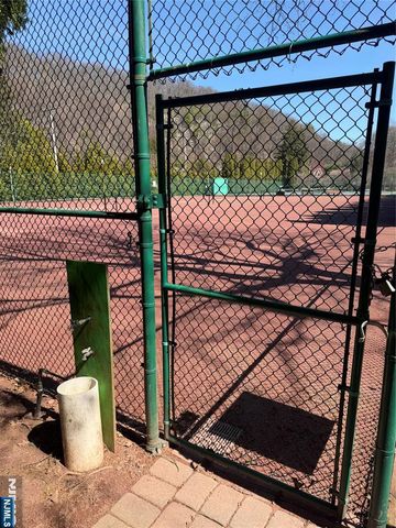 12 Laurel Hill Road, Rockaway Township, NJ 07435