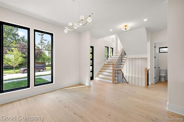 1228 W Windemere Avenue, Royal Oak, MI 48073