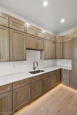 1228 W Windemere Avenue, Royal Oak, MI 48073