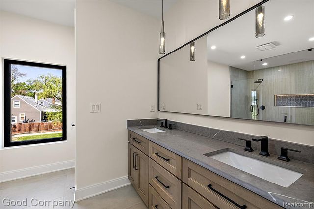 1228 W Windemere Avenue, Royal Oak, MI 48073