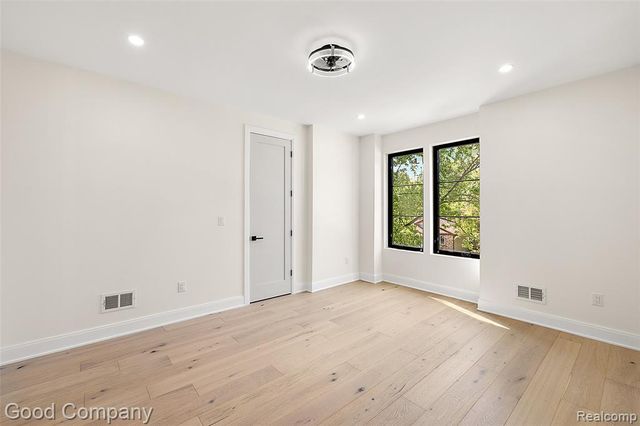 1228 W Windemere Avenue, Royal Oak, MI 48073