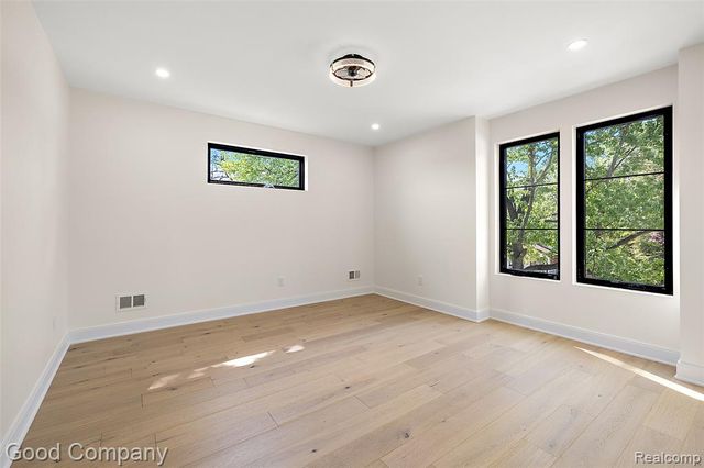 1228 W Windemere Avenue, Royal Oak, MI 48073