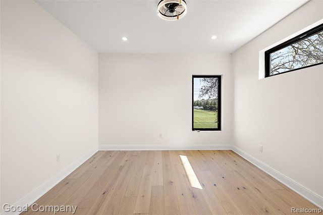 1228 W Windemere Avenue, Royal Oak, MI 48073