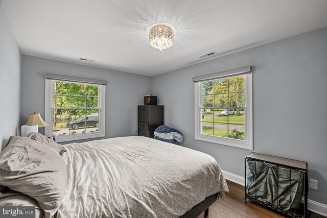 16 CREEKVIEW RD, Willingborough, NJ 08046