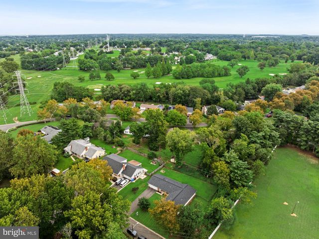 16 CREEKVIEW RD, Willingborough, NJ 08046