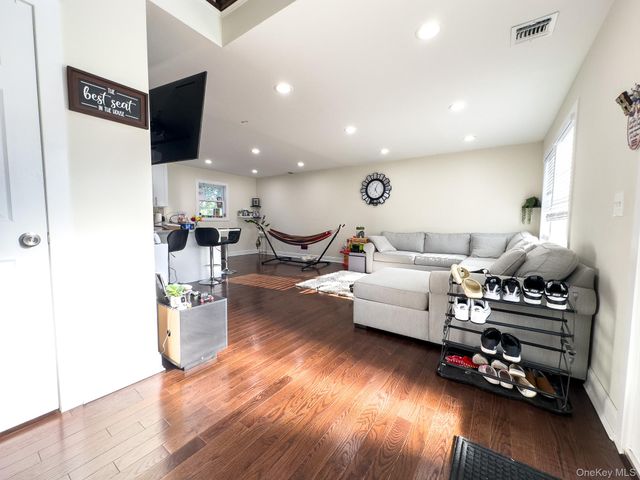 71 Penn Street, Lake Grove, NY 11755