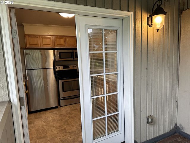 2046 W 14TH Pl, Eugene, OR 97402
