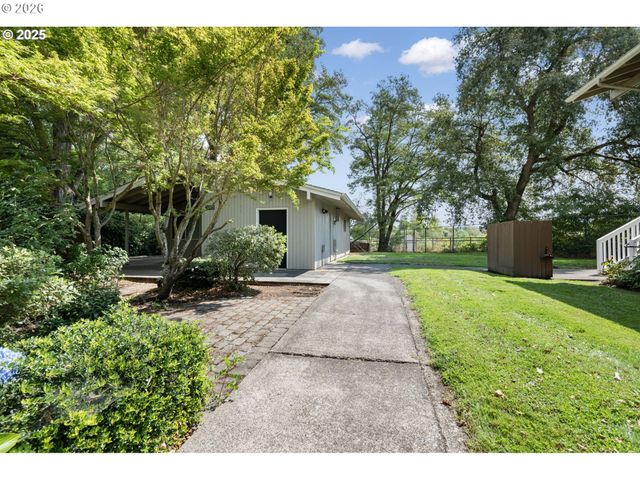 2046 W 14TH Pl, Eugene, OR 97402