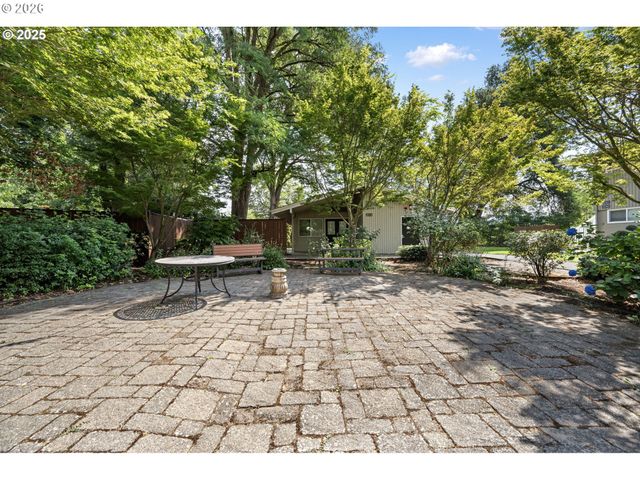 2046 W 14TH Pl, Eugene, OR 97402