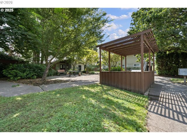 2046 W 14TH Pl, Eugene, OR 97402