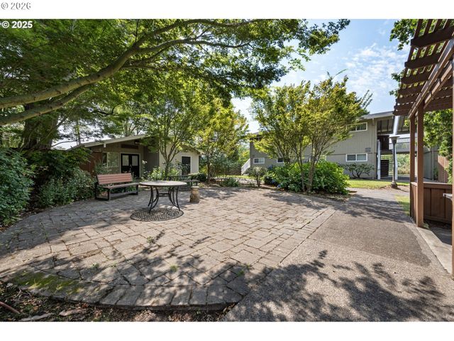 2046 W 14TH Pl, Eugene, OR 97402