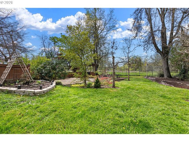 2046 W 14TH Pl, Eugene, OR 97402