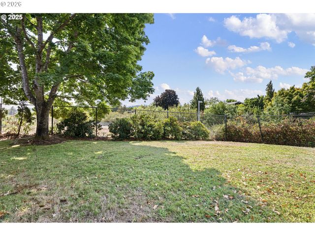 2046 W 14TH Pl, Eugene, OR 97402