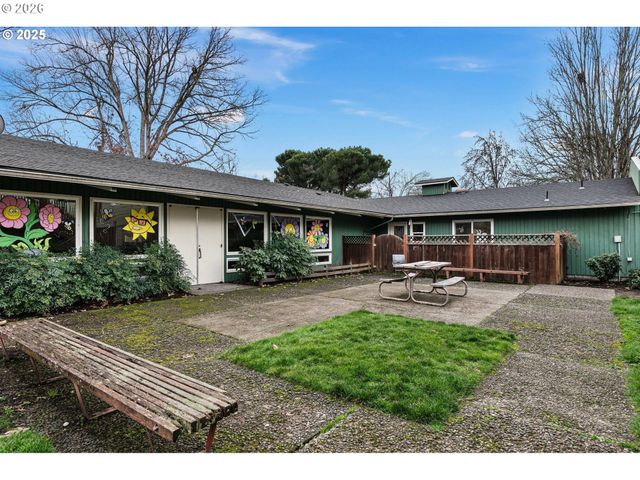 2046 W 14TH Pl, Eugene, OR 97402
