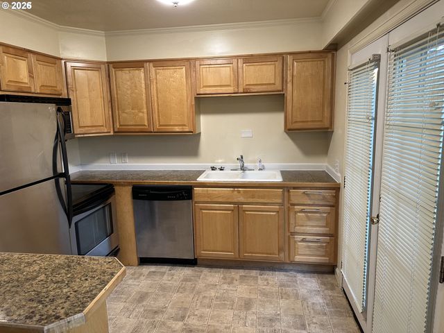 2046 W 14TH Pl, Eugene, OR 97402