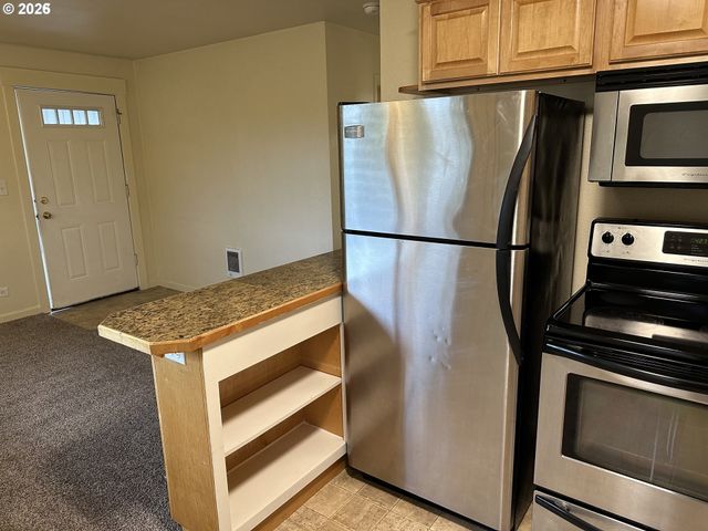 2046 W 14TH Pl, Eugene, OR 97402