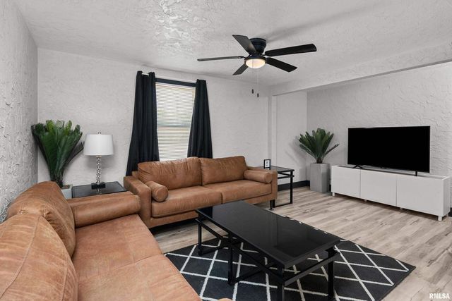 2400 24TH Street, Rock Island, IL 61201