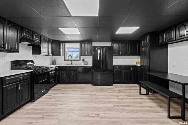 2400 24TH Street, Rock Island, IL 61201