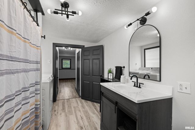 2400 24TH Street, Rock Island, IL 61201