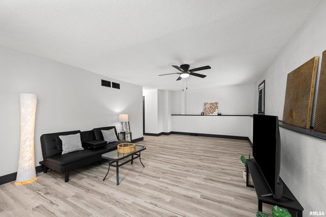 2400 24TH Street, Rock Island, IL 61201