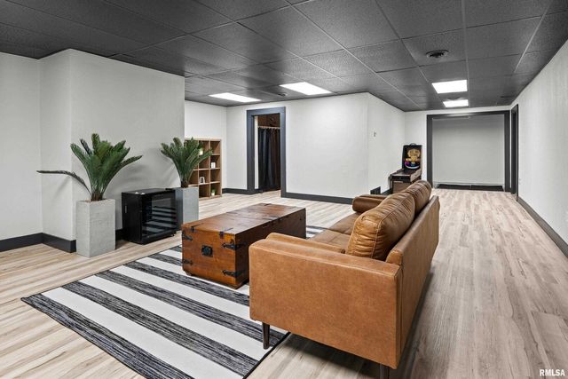 2400 24TH Street, Rock Island, IL 61201