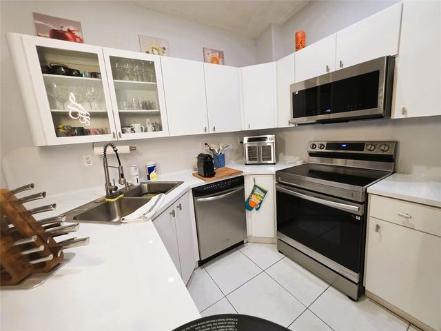 8771 NW 141st Ter, Miami Lakes, FL 33018