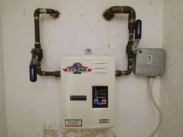 8771 NW 141st Ter, Miami Lakes, FL 33018