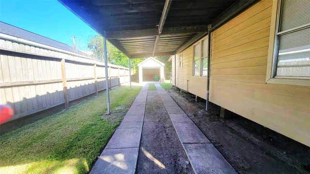 1016 N Commerce Street, Baytown, TX 77520
