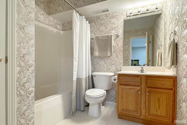 10451 Cottage Grove Drive, Middlebury, IN 46540